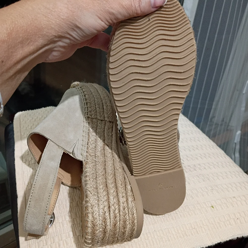 NWT.Elegant Beige Suede Espadrille Wedge Sandalsn - Picture 8 of 10